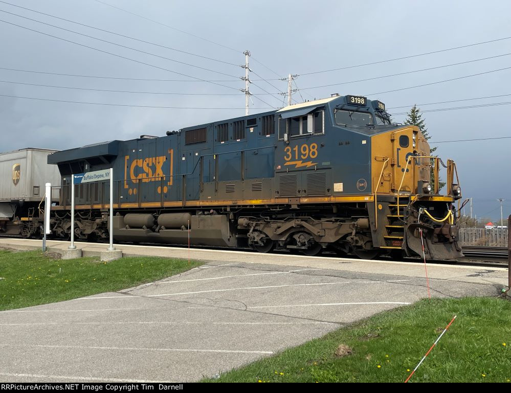 CSX 3198 awaiting recrew